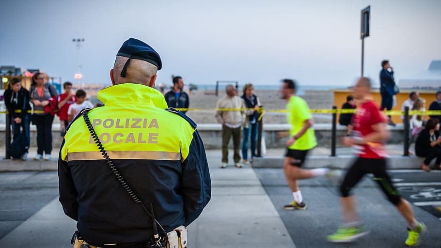 policajt, člověk, silnice, maratón, závod, sport, zákon, reflexní oděv, bezpečnost, dav, oblečení, obsazení, velká skupina lidí, vláda, muži, ulice, skupina lidí, bezpečnostní, ochrana, policejní síly, skutečných lidí, chůze, orgánu, sociální problémy, přeprava, jednotný, venku, odpovědnost, 1080P