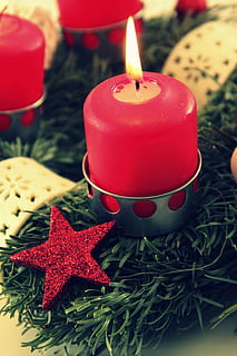 出現, キャンドル, キャンドルライト, クリスマス, デコレーション, 火炎, お祝い, 冬, 赤, 休日, クリスマスの飾り, 燃焼, 火災, イベント, 火 - 自然現象, 閉じる, 屋内で, 自然, 休日 - イベント, 無人, お祝いイベント, 5K
