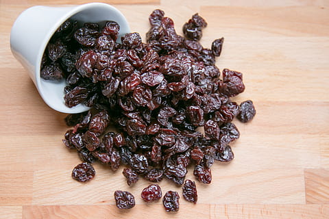 körsbär, dr, frukt, ljuv, mat, hälsosam, bär, naturlig, producera, torkad frukt, torkade körsbär, skärbräda, mat och dryck, äta nyttigt, inomhus, ingrediens, torkad mat, tabell, friskhet, välbefinnande, fortfarande liv, närbild, inget folk, högvinkelvy, trämaterial, klar att äta, stor grupp av objekt, direkt ovanför, russin, 2K, CC0, offentligt domän, royaltyfria