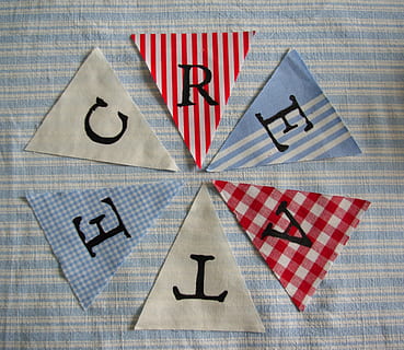 triangoli, parole, le parole creano, creare, nessuno, giorno, in casa, avvicinamento, voto, comunicazione, cartello, scelta, simbolo, testo, girato in studio, rosso, gruppo di oggetti, forma, gruppo medio di oggetti, natura morta, simbolo della freccia, sceneggiatura occidentale, cultura artistica e intrattenimento, modello, variazione, vista dall'alto, simbolo del dollaro, 2K, CC0, dominio pubblico, privo di copyright