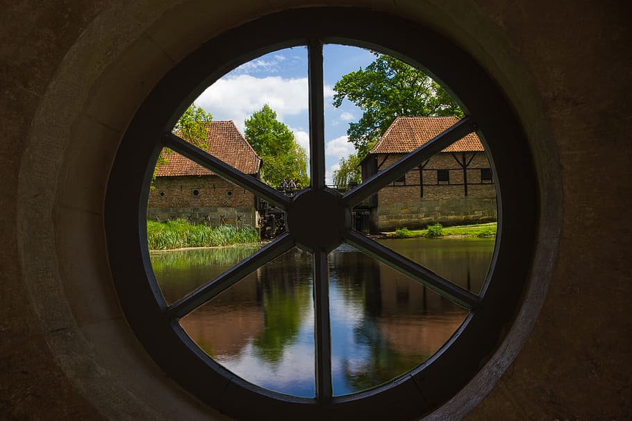 Foto, See, Häuser, genommen, runden, schwarz, gerahmt, klar, Glasfenster, Fenster, Landschaft, Achtung, Wasser, Reflexion, Natur, Pflanze, Baum, Geometrische Figur, keine Leute, gestalten, Kreis, Himmel, die Architektur, drinnen, Tag, gebaute Struktur, Glas - Material, 5K