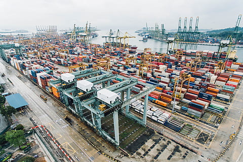 intermodal, Behälter, Dock, Antenne, Aussicht, Gebäude, areal, Foto, Meer, Lager, Boote, tagsüber, Güterverkehr, Industrie, Frachtcontainer, Transport, Kran - Baumaschinen, Versand, Hafen, kommerzielles Dock, Transportart, Geschäft, Wird geladen, Maschinen, Ausrüstung, Container, Stadt, High Angle View, Luftaufnahme, Wasser, die Architektur, Transportmittel, Seebrücke, Natur, Gebäudehülle, Tag, keine Leute, draußen, Stadtbild, Werft, Wirtschaft, Industriegebiet, 4K, CC0, gemeinfrei, lizenzfrei