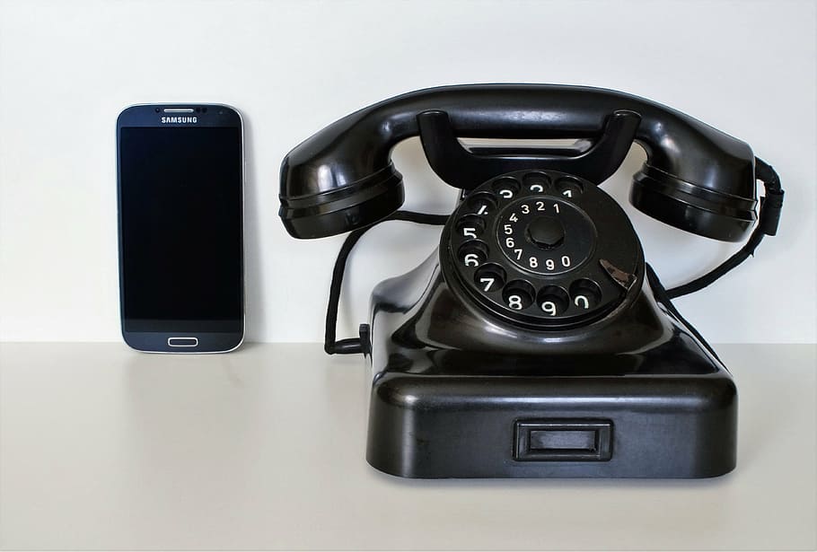 negre, rotatiu, telèfon, samsung galaxy android smartphone, blanc, superfície, comunicació, anomenada, seleccioneu, parlar, contacte, línia telefònica, mòbil, smartphone, telèfon mòbil, marcar, pantalla tàctil, samsung, vell, nostàlgia, treballar, baquelita, passat de moda, receptor de telèfon, tecnologia, connexió, telèfon rotatiu, estil retro, tecnologia sense fils, telèfon fix, cap gent, a l'interior, primer pla, nombre, color negre, taula, equips de telecomunicacions, sol objecte, 4K