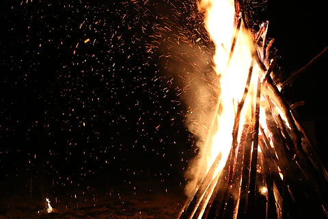 legna da ardere bruciata, fuoco, aprire il fuoco, caldo, fiamma, scintillare, accogliente, calore, autunno, all'aperto, buio, riscaldamento, notte, movimento, ardente, calore - temperatura, fuoco - fenomeno naturale, illuminato, raggiante, nessuno, natura, colore arancione, movimento sfocato, falò, lunga esposizione, legno - materiale, legna, cultura artistica e intrattenimento, legna da ardere, fuoco di bivacco, fuoco d'artificio, Fuochi artificiali, scintille, 1080P, CC0, dominio pubblico, privo di copyright