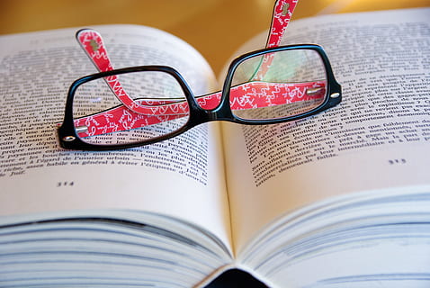 Schule, Forschung, Buch, dokumentieren, Daten, Bildung, Brille, Wissen, Lernen, Literatur, offenes Buch, Seite, Papier-, lesen, Geschichte, Märchenbuch, Studie, Text, Universität, Weisheit, Veröffentlichung, Nahansicht, keine Leute, drinnen, Stillleben, Sehvermögen, Brillen, selektiver Fokus, Glas - Material, öffnen, Fokus auf den Vordergrund, westliche Schrift, Linse - Auge, studieren, Lesebrille, persönliches Accessoire, Lehrbuch, 4K