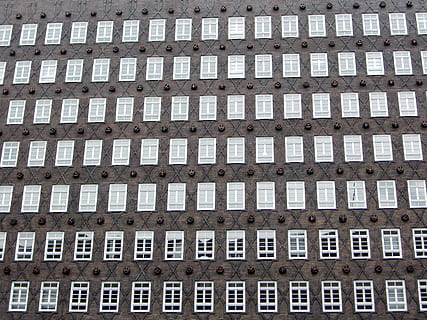 fasáda, okno, cihly, chile house, architektura, exteriér budovy, stavba, v řadě, opakování, nikdo, vzor, budova, nízký úhel pohledu, celý rám, pozadí, město, bok po boku, den, venku, rezidenční čtvrti, design, zeď, čtvercový tvar, byt, 2K, CC0, veřejná doména, bez autorských práv