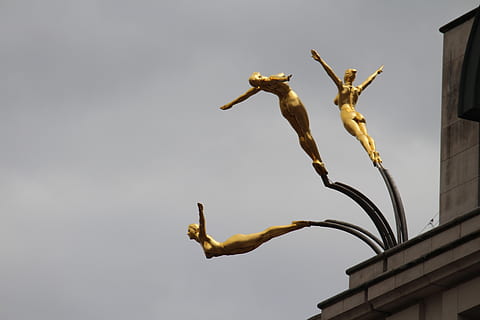 tre gracer, bronze, statue, dykning, hunner, Haymarket, London, dykke, pige, aktivitet, kvinde, lav vinkel visning, himmel, natur, ingen mennesker, arkitektur, dag, bygget struktur, skulptur, bygning udvendig, udendørs, Kunst og håndværk, repræsentation, menneskelig repræsentation, kopiere plads, skyfri himmel, mandlig lighed, Midt i luften, kreativitet, guldfarvet, 5K, CC0, offentligt domæne, royaltyfrie