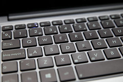 computer, transportabel, tastatur, computing, nøgler, teknologi, bærbar, åben computer, pc, kontor, computerudstyr, computer tastatur, meddelelse, tekst, tæt på, indendørs, ingen mennesker, computer del, alfabet, brev, trådløs teknologi, forbindelse, sort farve, fuld ramme, stort bogstav, computer nøgle, global kommunikation, 4K, CC0, offentligt domæne, royaltyfrie
