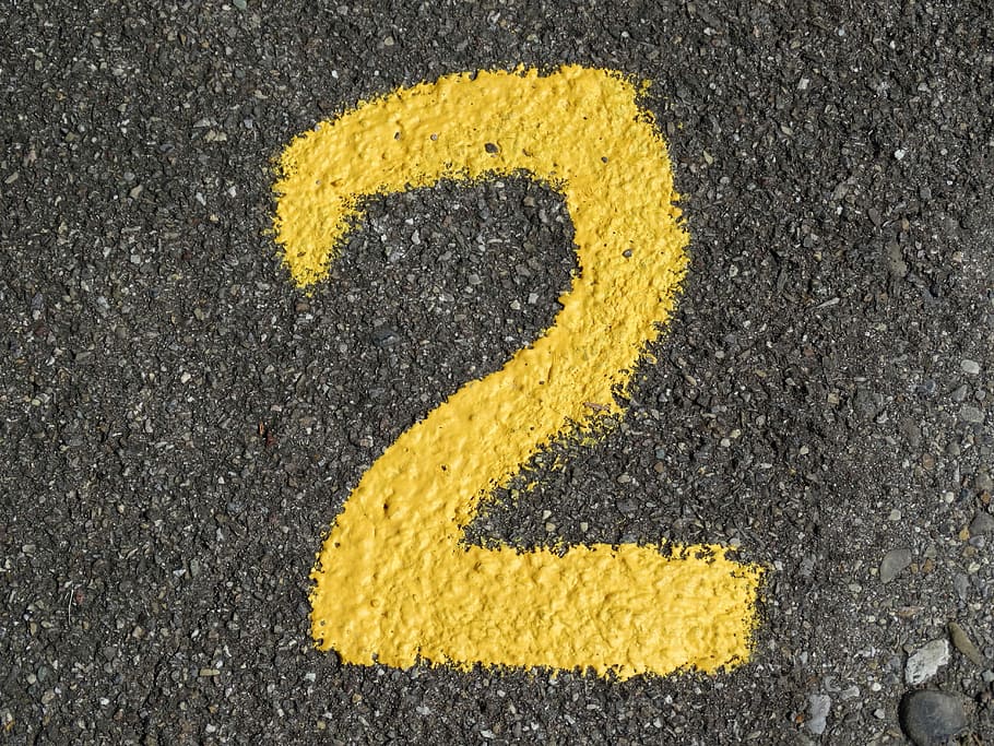 sòl, groc, número 2, 2 endavant, 2, comptar, dígit, matemàtiques, nombre, domini públic, dos, asfalt, signe, carrer, símbol, carretera, aspre, a l'aire lliure, transport, cap gent, textura, vista d’angle alt, dia, ciutat, comunicació, primer pla, marcatge de carreteres, marcatge, directament a sobre, color negre, 5K