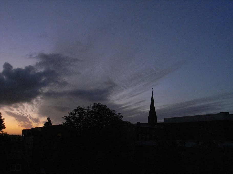 Abend, Sonnenuntergang, lüneburg, Wolken, Abendhimmel, Nikolaikirche, Stadt, Dunkelheit, Lichtblick, Himmel, Atmosphäre, Silhouette, Dramatischer Himmel, wolke - himmel, bedrohlich, keine Leute, gebaute Struktur, die Architektur, Gebäudehülle, Gebäude, Baum, Dämmerung, Flachwinkelansicht, Natur, Pflanze, Turm, Anbetungsstätte, Religion, Glauben, draußen, 2K