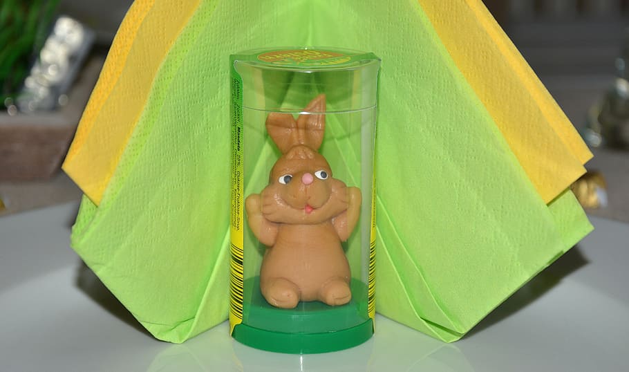 Pasqua, coniglietto di Pasqua, tavolo, decorazione della tavola, tovagliolo, decorazione di Pasqua, primavera, lepre, figura, gastgeschenk, ospite ospitale, tavolo da pranzo, colore verde, una persona, persone, adulto, solo adulti, giorno, colpo alla testa, stili di vita, in casa, allegro, parte del corpo umano, vista frontale, divertimento, umorismo, A petto nudo, infanzia, uomini, ritratto, bastonatura, parte del corpo, attività di svago, bambino, sdraiarsi, rilassamento, volto umano, volto oscurato, 5K
