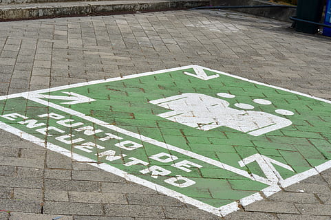 Sicherheit, Erdbeben, Symbol, Vorsicht, Zeichen, Fußweg, Kommunikation, Tag, Straße, keine Leute, Pfeilsymbol, High Angle View, Beratung, Straßenschild, Information, Richtungszeichen, Bürgersteig, Hinweisschild, Text, Richtung, Pflasterstein, Stadt, die Straßenmarkierung, draußen, 5K, CC0, gemeinfrei, lizenzfrei