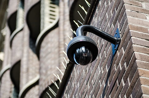 selectiv, focalizați fotografia, camera de supraveghere, CCTV, supraveghere, aparat foto, Securitate, Siguranță, protecţie, video, Control, tehnologie, pază, echipament, sistem, record, obiectiv, intimitate, sigur, electronic, proteja, privat, Monitor, observa, proprietate, crimă, ceas, oraș, vizionarea, clădire, alarma, perete, digital, metal, nici o persoana, arhitectură, montare pe perete, construită, a închide, zi, lemn - material, echipamente de iluminat, model, agăţat, în aer liber, vedere unghiulară joasă, exteriorul clădirii, lampă electrică, fier forjat, 2K, CC0, domeniu public, fără drepturi de autor