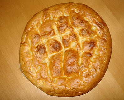 Fladenbrot, Brot, Weißbrot, Teig, backen, Lebensmittel, Essen, Kohlenhydrate, Dessert, gebacken, Frische, Gebäck, Holz - Material, Essen und Trinken, Süßes Essen, Kuchen, gesundes Essen, Nahansicht, keine Leute, direkt darüber, süßer Kuchen, Obst, Wohlbefinden, hausgemacht, braun, fertig für den Verzehr, drinnen, Versuchung, Frühstück, 720P, CC0, gemeinfrei, lizenzfrei