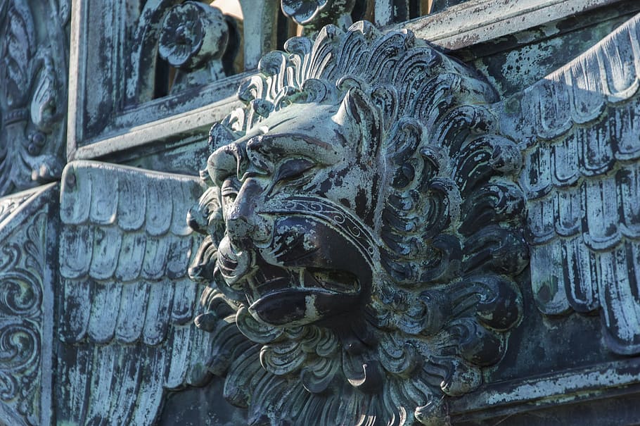 lleó, objectiu, porta, entrada, vell, guineu, antiguitat, metall, ornament, arquitectura, gestionar, mànec de metall, figura, anell, cap de lleó, històricament, ajustament, decoratiu, tradicionalment, ferro forjat, cap, paisatges, pom de porta, art i artesania, representació, escultura, creativitat, representació humana, artesania, primer pla, dia, estàtua, cap gent, talla - producte artesanal, estructura construïda, el passat, història, patró, semblança masculina, a l'aire lliure, talla, ornamentat, gàrgola, 5K