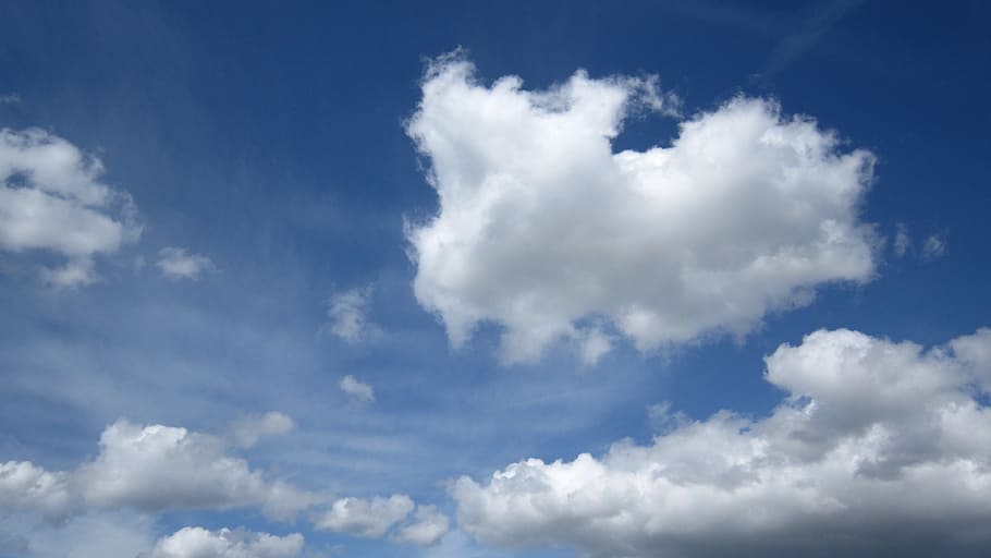cielo, nuvole, lanoso, bianca, blu, primavera, sole, nuvola - cielo, Cloudscape, atmosfera, nuvoloso, vento, ambiente, sfondi, bellezza nella natura, cielo drammatico, Colore bianco, scenics - natura, natura, soffice, luce del sole, curva, meteorologia, nessuno, colore vibrante, clima, all'aperto, pulito, luminosa, wispy, morbidezza, 4K