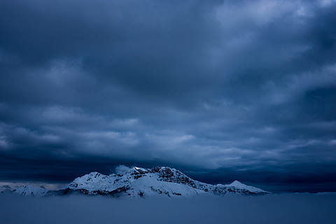 montanha coberta de neve, neve, coberto, montanha, natureza, nuvem - céu, inverno, céu, scenics, azul, cloudscape, panorama, ao ar livre, frio - temperatura, gelo, Pico da montanha, beleza na natureza, ninguém, cadeia de montanhas, clima, céu dramático, meio Ambiente, temperatura fria, scenics - natureza, tempestade, Nuvem de tempestade, noite, Sombrio, sinistro, 4K, CC0, domínio público, royalty free