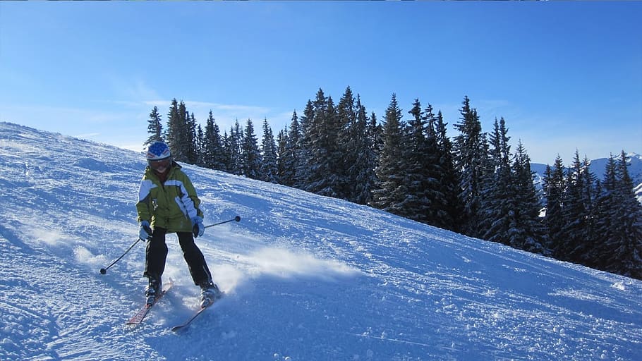 Person, mit, Schnee Ski, Ski, Winter, Schnee, Skifahren, Skifahren im Hinterland, Berge, alpin, Tourenski, winterlich, kalt, draussen, Wintersport, Weiß, Skilauf, Freizeit, Kitzbühel, kalte Temperatur, Berg, Sport, eine Person, Himmel, Freizeitbeschäftigung, Baum, Abenteuer, Gebirge, Urlaub, Urlaube, Ausflug, Natur, Tag, in voller Länge, Kleidung, Skiurlaub, warme Kleidung, draußen, Skibekleidung, 1080P