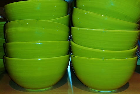 vasellame, stoviglie, conchiglie, ciotole di cereali, ceramica, tazze di ceramica, smaltato, impilati, verde, bilancio, cucina, gastronomia, ristorante, attrezzatura, utensili da cucina, pentole, zuppiera, pentola, ciotola di riso, colore verde, cibo e bevande, avvicinamento, nessuno, cibo, in casa, natura morta, freschezza, benessere, mangiare sano, preparativi, ordine, tavolo, verdura, pila, ripetizione, contenitore, grande gruppo di oggetti, due oggetti, 1080P, CC0, dominio pubblico, privo di copyright
