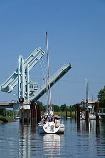 pont, elbe, riu, vaixell, aigua, veler, vaixell nàutic, transport, manera de transport, cel, cel clar, naturalesa, arquitectura, dia, davant del mar, port, amarrat, pol, màstil, blau, cap gent, viatjar, estructura construïda, a l'aire lliure, iot, 4K, CC0, domini públic, lliure de regalies