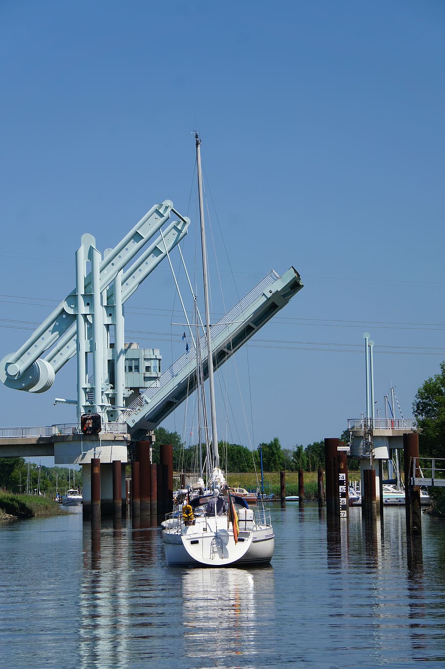 pont, elbe, riu, vaixell, aigua, veler, vaixell nàutic, transport, manera de transport, cel, cel clar, naturalesa, arquitectura, dia, davant del mar, port, amarrat, pol, màstil, blau, cap gent, viatjar, estructura construïda, a l'aire lliure, iot, 4K
