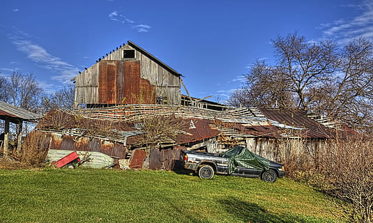 Scheune, Scheunen, rustikal, Kunst, digitale Kunst, künstlerisch, texturiert, Ohio, ländlich, Land, Landschaft, Bauernhof, Bauernhöfe, Landwirtschaft, Champaign County, verfallen, verfallene Scheune, verlassen, verlassene Scheune, ungebraucht, unbenutzte Scheune, verwittert, verwitterte Scheune, Vergessene, vergessene Scheune, Americana, Struktur, Strukturen, sturgell, William Sturgell, bill sturgell, Foto, fotografieren, historisch, Wohnkultur, Wolken, Himmel, Baum, Bäume, Unkraut, champaign, Bezirk, Urbana, Pflanze, Gebäudehülle, die Architektur, gebaute Struktur, Natur, ländliche Szene, Tag, Feld, Gebäude, Blau, keine Leute, Gras, landwirtschaftliches Gebäude, Haus, draußen, 5K, CC0, gemeinfrei, lizenzfrei