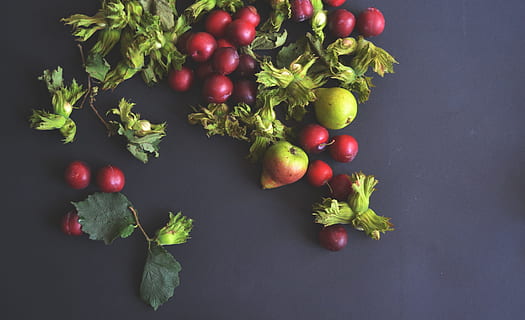 frutas variadas, Fruta, peras, guindas, Cereza, comida, sano, Fresco, natural, fruta fresca, hoja, temporada, cosecha, nutrición, dulce, naturaleza, rojo, color, vitamina, alimentación saludable, comida y bebida, bienestar, frescura, vegetal, nadie, naturaleza muerta, directamente arriba, foto de estudio, adentro, vista de alto ángulo, orgánico, parte de la planta, tomate, fruta de baya, de cerca, fondo negro, hierba, maduro, comida vegetariana, 4K, CC0, dominio público, libre de derechos