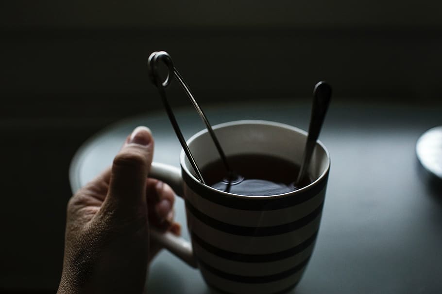 persona, detenzione, boccale, PIN di sicurezza, buio, caffè, bere, tavolo, cucchiaio, tazza, mano, sfocatura, mano umana, parte del corpo umano, una persona, in casa, persone, acqua, adulto, avvicinamento, cibo e bevande, rinfresco, tazza di caffè, sfondo nero, caffè - bevanda, utensile da cucina, attrezzature domestiche, dito, vasellame, tazza di tè, potabile, 5K