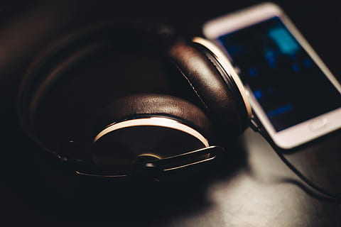 sorte hodetelefoner, selektiv, fokus fotografering, ledning, hodetelefoner, ved siden av, smarttelefon, nærbilde, bilde, android, headset, hodetelefon, enhet, iphone, teknologi, svart farge, utstyr, mobiltelefon, telefon, enkelt objekt, ingen folk, selektiv fokusering, innendørs, dag, kommunikasjon, forbindelse, trådløs teknologi, datamaskin, smart telefon, bærbar informasjonsenhet, stilleben, kunstkultur og underholdning, lytting, musikk, mørk, telekommunikasjonsutstyr, elektrisk utstyr, 4K, CC0, offentlig domene, opphavsrett gratis