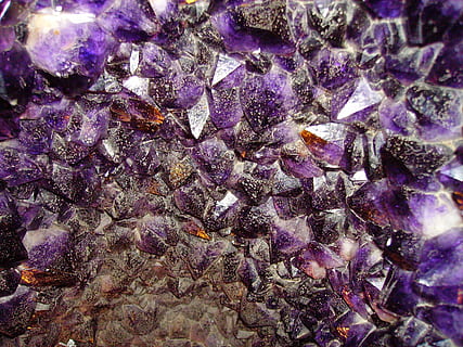 pietra viola geode, ametista, gemma, prezioso, viola, pietra preziosa, gioielli, sfondi, brillante, avvicinamento, fotogramma intero, minerale, nessuno, solido, strutturato, modello, cristallo, gemma preziosa, in casa, natura morta, roccia, pietra - oggetto, natura, ruvido, roccia - oggetto, lusso, quarzo, gemma semi-preziosa, 2K, CC0, dominio pubblico, privo di copyright