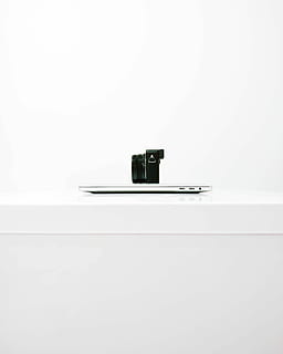 nero, fotocamera mirrorless, superiore, macbook, macbook air, bianca, tavolo, tecnologia minima, minimo, layout minimale, telecamera, tecnologia, il computer portatile, disposizione, layout di stile di vita, Tech, bianco e nero, minimalista, moderno, tecnologia moderna, design moderno, modernismo, sony, girato in studio, copia spazio, sfondo bianco, in casa, singolo oggetto, nessuno, avvicinamento, Colore bianco, colore nero, natura morta, semplicità, ritagliare, attrezzatura, caratteristica della parete, riflessione, musica, 4K, CC0, dominio pubblico, privo di copyright