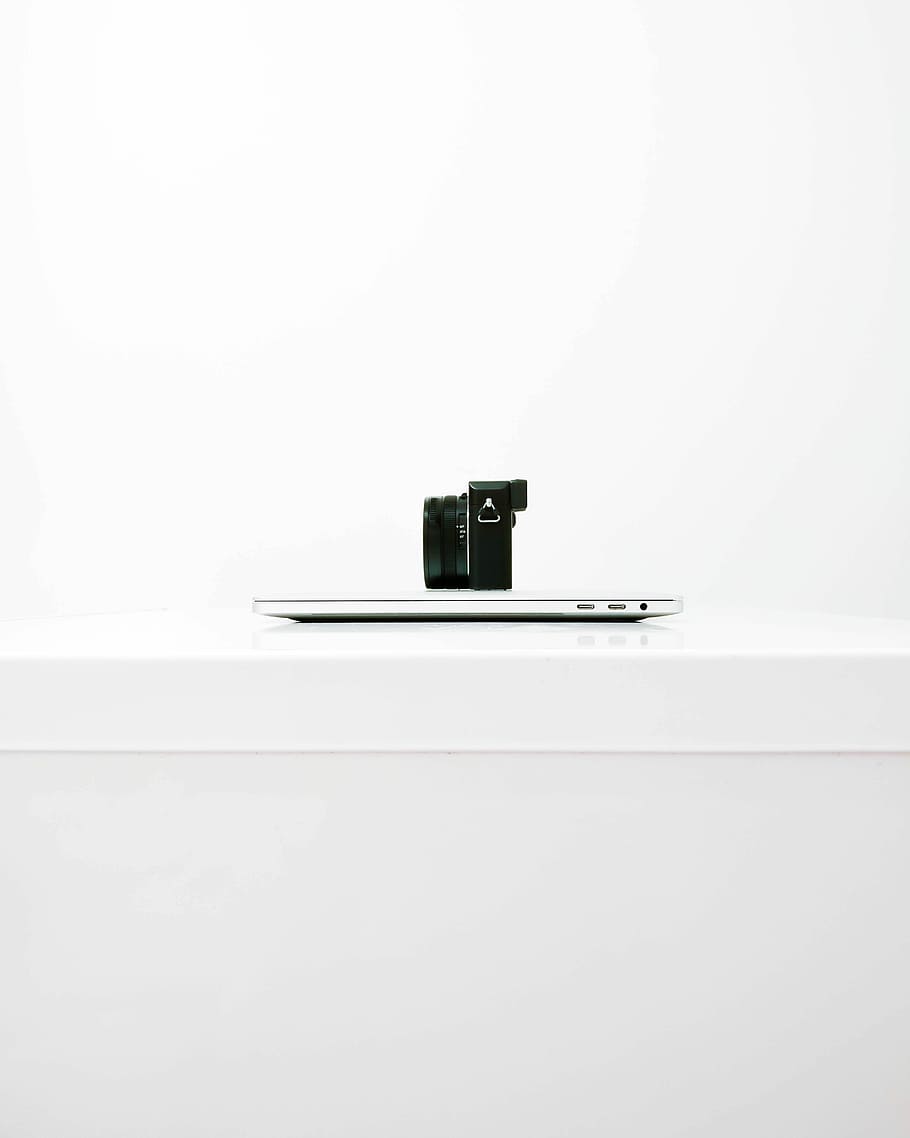 schwarz, spiegellose Kamera, oben, MacBook, MacBook Air, Weiß, Tabelle, Minimal Tech, minimal, minimales Layout, Kamera, Technologie, Laptop, Layout, Lebensstil-Layout, Technik, Schwarz und weiß, minimalistisch, modern, Moderne Technologie, moderne Technik, modernes Design, Modernismus, Sony, Studioaufnahme, kopieren sie platz, weißer Hintergrund, drinnen, einzelnes Objekt, keine Leute, Nahansicht, weiße Farbe, schwarze Farbe, Stillleben, Einfachheit, ausgeschnitten, Ausrüstung, Wandbau - Funktion, Reflexion, Musik-, 4K