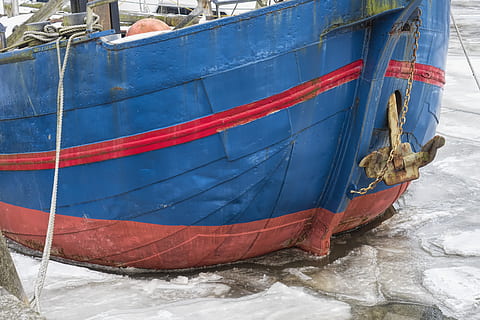 skib, støvle, farvande, dug, ijsselaak, last sømænd, flatboat, sømand, Havn, is, isflokke, nautiske fartøj, transportform, transportmidler, vand, reb, ingen mennesker, fortøjet, dag, udendørs, natur, hav, rød, sne, rejse, blå, dækker, havnefronten, fiskebåd, 4K, CC0, offentligt domæne, royaltyfrie