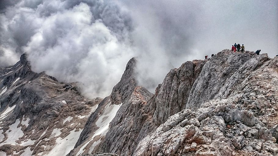 muntanya, triglav, núvols, rock - object, naturalesa, a l'aire lliure, dia, paisatge, grup de persones, activitat d'oci, aventura, persones reals, bellesa a la natura, escenics - natura, senderisme, homes, escena no urbana, geografia física, rock, activitat, Serra, formació de roca, viatjar, estils de vida, geologia, formació, 4K
