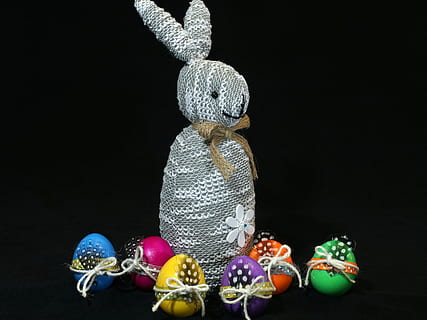 Ostern, Ei, bunte Eier, Ostereier, bunt, Frohe Ostern, farbig, gefärbte Eier, Farbe, gefärbte Ostereier, schließen, modern, Hase, Osterhase, verziert, Ornamente, Licht, Beleuchtung, hell, glänzend, Frühling, Urlaub, schwarzer Hintergrund, Kunst und Handwerk, Feier, Studioaufnahme, Kreativität, Lebensmittel, drinnen, Religion, Darstellung, keine Leute, Dekoration, Osterei, Spiritualität, Kunst, Essen und Trinken, Weihnachtsverzierung, silberfarben, 5K, CC0, gemeinfrei, lizenzfrei