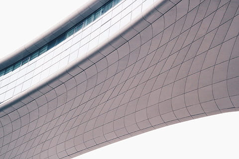 grigio, bianca, piani di architettura, Marrone, piastrelle, chiaro, costruzione di vetro, chiuso, su, foto, piastrella, arredamento, architettura, costruzione, moderno, struttura, curva, sport, nessuno, avvicinamento, giorno, all'aperto, struttura costruita, Inquadratura dal basso, cielo, modello, natura, esterno dell'edificio, cielo sereno, connessione, ponte, ponte - struttura fatta dall'uomo, astratto, città, design, luce del sole, direttamente sotto, 2K, CC0, dominio pubblico, privo di copyright