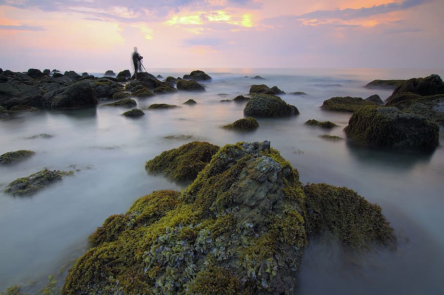 baggrundsbelyst, strand, daggry, skumring, tåget, landskab, lys, mossy klipper, natur, udendørs, person, fotografi, klipper, hav, marinemaleri, kysten, silhuet, himmel, sommer, sol, solopgang, solnedgang, rejse, vand, rock-objekt, klippe, solid, skønhed i naturen, sky - himmel, scenics - natur, ro, lang eksponering, jord, horisont, bevægelse, rolig scene, horisont over vand, 2K