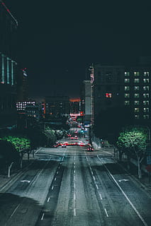 biler, grå, asfaltvej, nattetid, beton, gade, midten, bygninger, let forurening, nat, Trafik, urban scene, bil, by, byliv, bybilledet, vej, bygget struktur, transportmidler, bygning udvendig, arkitektur, belyst, regn, motor køretøj, skilt, transportform, land køretøj, retning, ingen mennesker, natur, udendørs, vejen frem, byens gade, kontorbygning udvendig, 5K, CC0, offentligt domæne, royaltyfrie