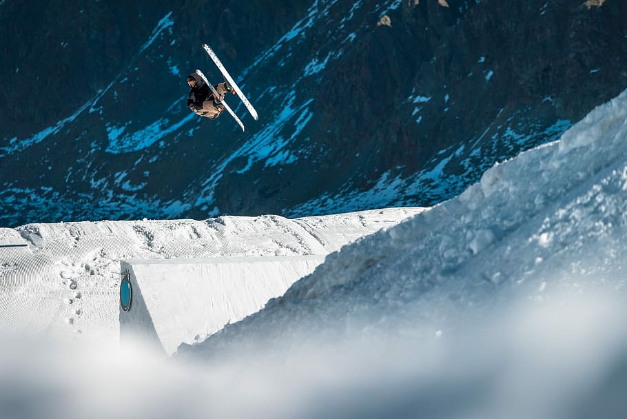 biplan, flyvende, bjerg, person skiløb, dagtimerne, stå på ski, ski, sport, stil, action sport, hoppe, vinter, hvid, sne, kicker, alp, kold temperatur, ekstrem sport, vintersport, fritidsaktivitet, eventyr, en person, dygtighed, natur, bevægelse, dag, snowboarding, bjergkæde, glæde, snedækket bjerg, 2K