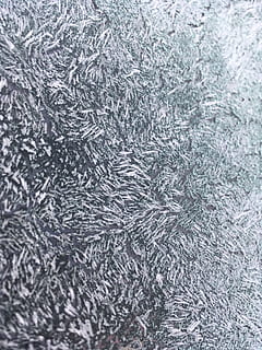 gelat, dins de la finestra, zing, fons, marc complet, patró, hivern, primer pla, resum, cap gent, temperatura de fred, textura, primer pla extrem, vidre - material, neu, gris, congelat, finestra, naturalesa, gel, fons abstractes, macro, color plata, 4K, CC0, domini públic, lliure de regalies