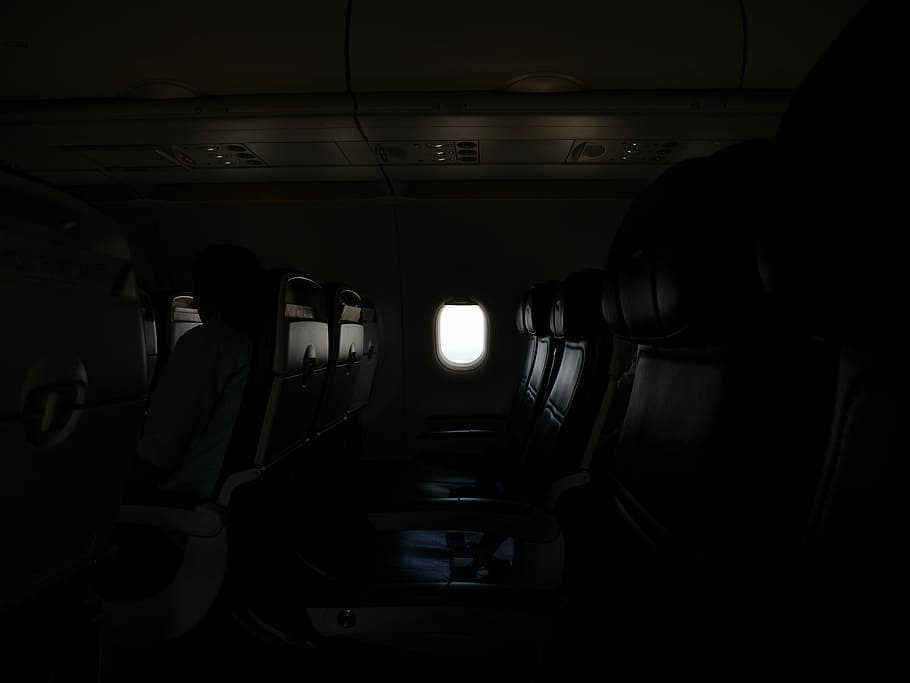 interior d’avió, fosc, avió, finestra, llum, viatjar, aire, vol, cel, manera de transport, transport, interior del vehicle, il·luminat, transport públic, a l'interior, seient, vehicle aeri, seient del vehicle, nit, homes, vehicle terrestre, en fila, viatge, equips d’il·luminació, tren, luxe, 4K