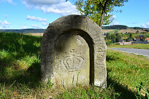 Meilenstein, Stein, Krone, historisch, alt, Wahrzeichen, Kennzeichen, Geschichte, Erinnerung, Wegweiser, Sachsen, Pflanze, Gras, Natur, Himmel, wolke - himmel, Tag, keine Leute, die Architektur, menschliche Darstellung, Landschaft, Baum, solide, Feld, grüne Farbe, Berg, Wachstum, Kunst und Handwerk, Kreativität, draußen, Fokus auf den Vordergrund, stein material, 5K, CC0, gemeinfrei, lizenzfrei
