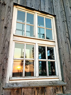 fereastră, reflecţie, sticlă, oglindire, reflectarea ferestrelor, reflecții, lemn, arhitectură, construită, exteriorul clădirii, clădire, sticlă - material, vedere unghiulară joasă, casă, nici o persoana, zonă rezidențială, zi, lemn - material, transparent, în aer liber, abandonat, deteriorat, natură, vechi, rama ferestrei, 4K, CC0, domeniu public, fără drepturi de autor