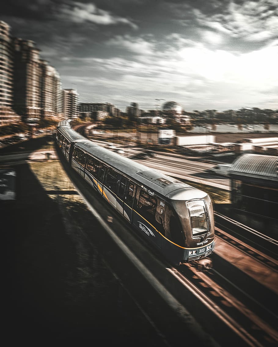 tog, løb, jernbane, dagtimerne, timelapse fotografering, grå, sort, bevæger sig, bevægelse, hastighed, transit, transportmidler, rejse, sky train, by, by-, transportere, handling, moderne, udforskning, pendler, bybilledet, himmel, transportform, arkitektur, sky - himmel, bygget struktur, bygning udvendig, land køretøj, ingen mennesker, natur, jernbanetransport, offentlig transport, bil, bro - menneskeskabt struktur, på farten, motor køretøj, bro, udendørs, spore, 4K
