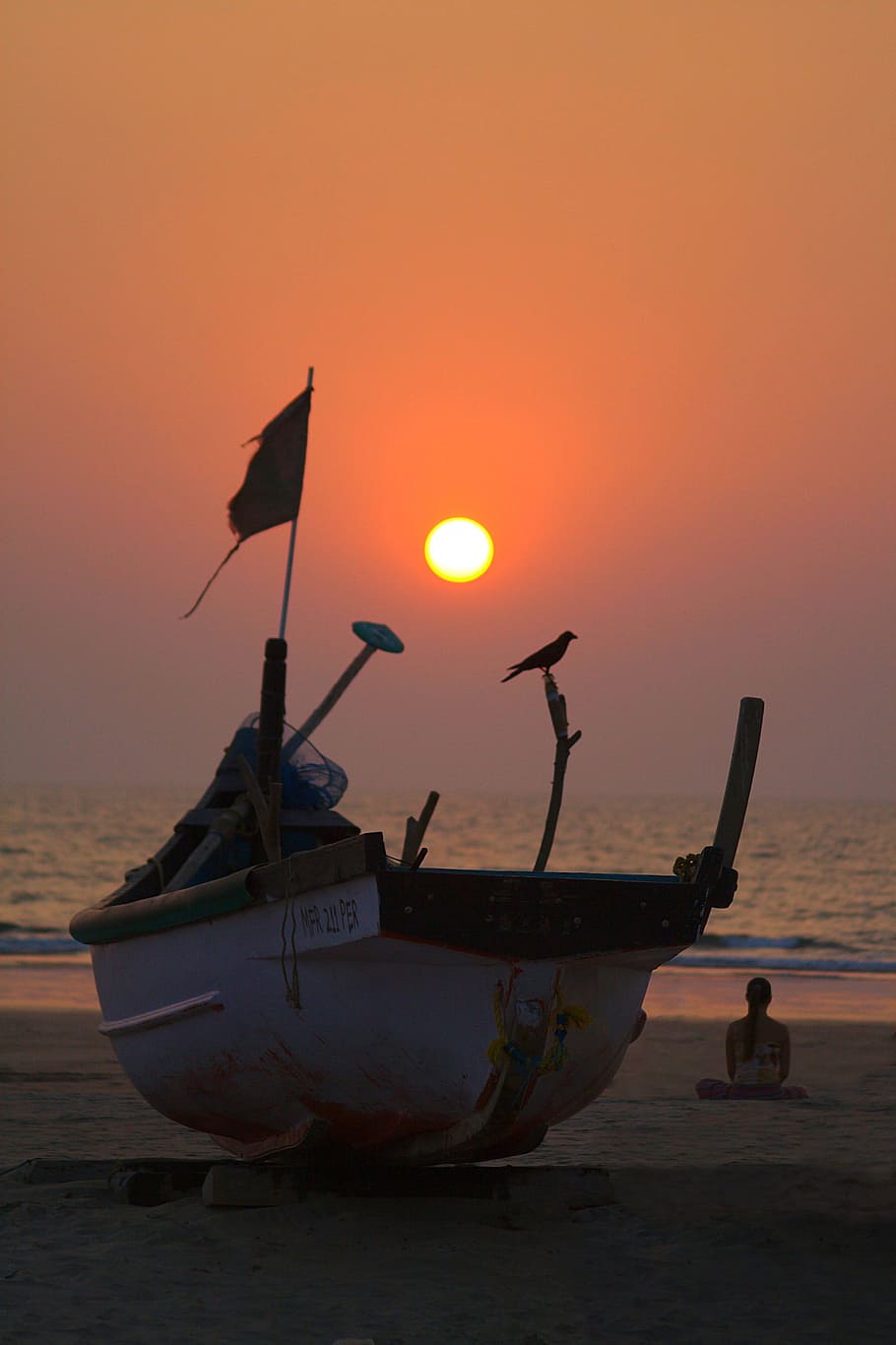 solnedgang, ocean, båd, strand, pige, meditation, yoga, indien, sol, fugl, flag, sand, vand, lys, rejse, mand, orange, natur, dahl, hav, nautiske fartøj, transportmidler, silhuet, himmel, transportform, orange farve, skønhed i naturen, scenics - natur, jord, horisont, horisont over vand, idyllisk, fortøjet, rolig scene, udendørs, fiskebåd, fiskeindustrien, 4K