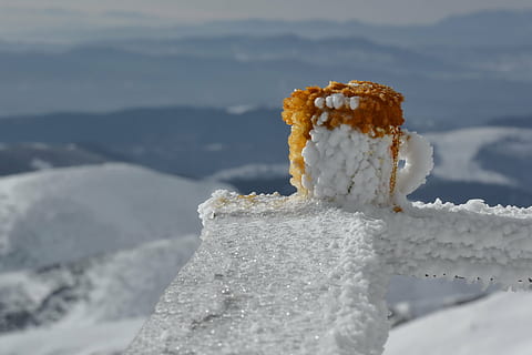 Kaffee, Berg, Eis, kalt, Eiskaffee, Cafe, Süss, köstlich, Koffein, gefroren, Eis Hintergrund, Schnee, Winter, kalte Temperatur, Frost, Natur, Weiß, Essen und Trinken, Süßes Essen, Tag, Nahansicht, weiße Farbe, Lebensmittel, keine Leute, Fokus auf den Vordergrund, Dessert, Genuss, selektiver Fokus, Versuchung, 5K, CC0, gemeinfrei, lizenzfrei