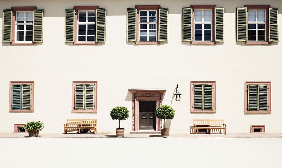 bílý, budova, devět, Okna, beton, zelená, listoval, rostlin, přední, Dům, otevřeno, otevřená okna, architektura, exteriér budovy, stavba, okno, rezidenční čtvrti, nikdo, den, venku, dveře, v řadě, Příroda, vchod, slunečního světla, fasáda, město, rostlina, bílá barva, cihlový, řadový dům, byt, nádvoří, 4K