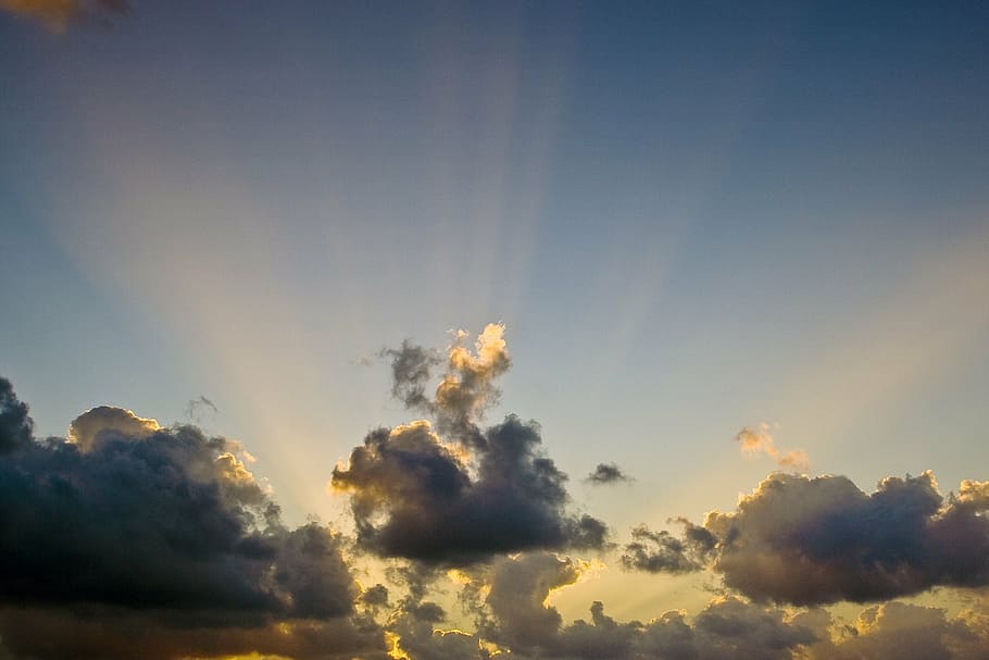 llarg, fotografia d'exposició, núvols, ennuvolat, cel, dia, temps, naturalesa, sol, raigs, llum, línies, blau, groc, gris, posta de sol, cel dramàtic, núvol - cel, escenics, llum solar, fons, a l'aire lliure, bellesa a la natura, escenics - natura, medi ambient, tranquil·litat, cap gent, raig de sol, escena tranquil·la, idíl·lic, al matí, còpia espai, crepuscle, brillant, 2K
