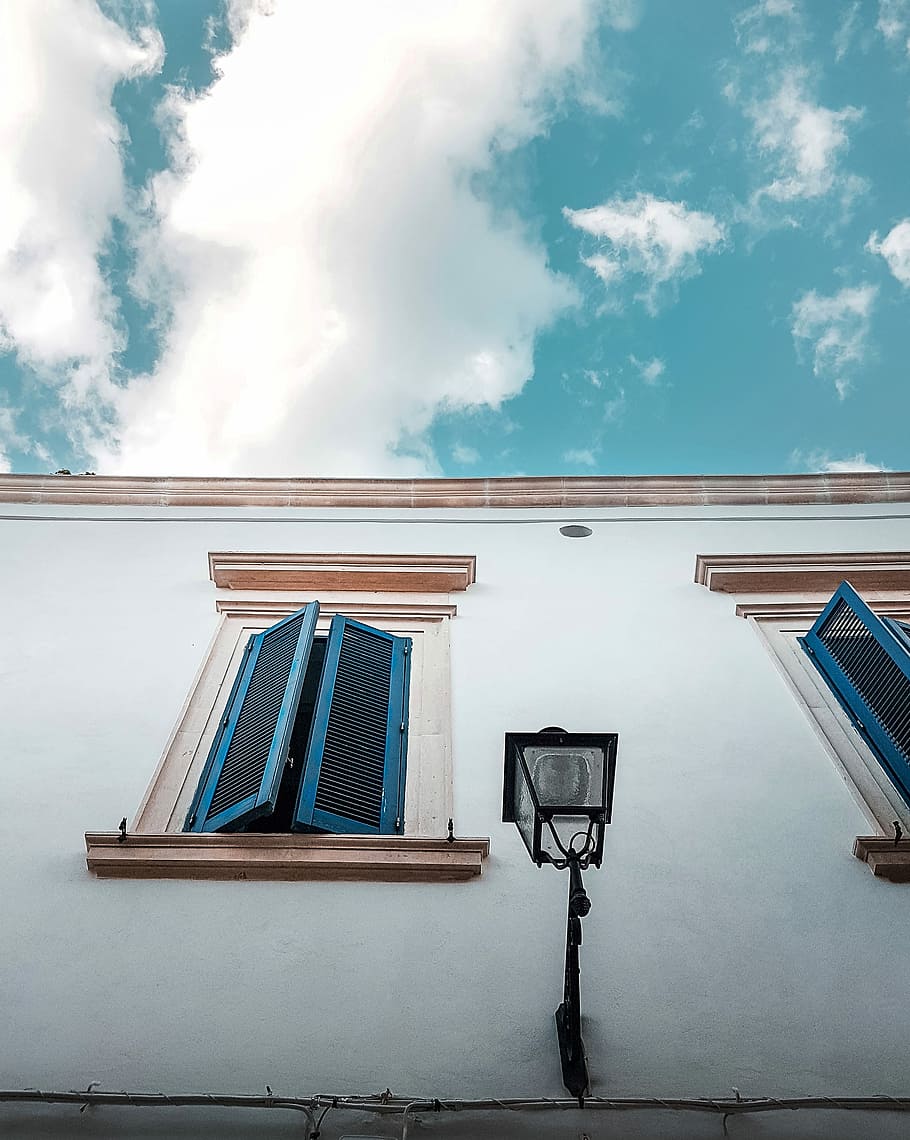 sort, stål væg lanterne, hvid, beige, beton, bygning, dagtimerne, vindue, ramme, Sky, lys, lampe, væg, lukker, himmel, sky - himmel, lav vinkel visning, ingen mennesker, bygning udvendig, arkitektur, bygget struktur, dag, blå, natur, belysningsudstyr, udendørs, gadebelysning, hus, boligområde, murbygningsfunktion, glas - materiale, 2K