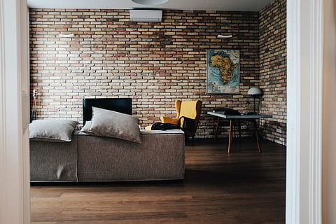 gris, sofà de tela, pis, TV de pantalla apagada, casa, interior, sofà, vivent, habitació, maó, paret, habitació domèstica, a l'interior, apartament, mobles, coixí, còmode, decoració, modern, cap gent, dormitori, sòls, interior de casa, paret de maó, sala d'estar, terres de fusta dura, seient, cadira, fusta, interior de l'aparador, la vida domèstica, estils de vida, luxe, sòl de parquet, taula de cafè, acollidor, 1080P, CC0, domini públic, lliure de regalies